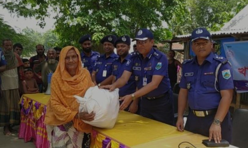 সারিয়াকান্দিতে বন্যার্তদের মাঝে এাণ বিতরণ করেন জেলা পুলিশ  