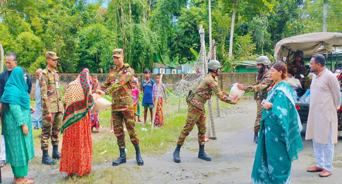 হাইমচরে বন্যা দুর্গতদের মাঝে ত্রাণ নিয়ে সেনাবাহিনী